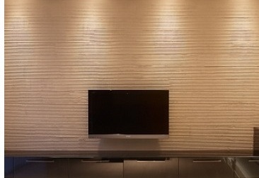 壁掛けテレビの取付。テクスチャーのある壁面とフロート式のTVボード