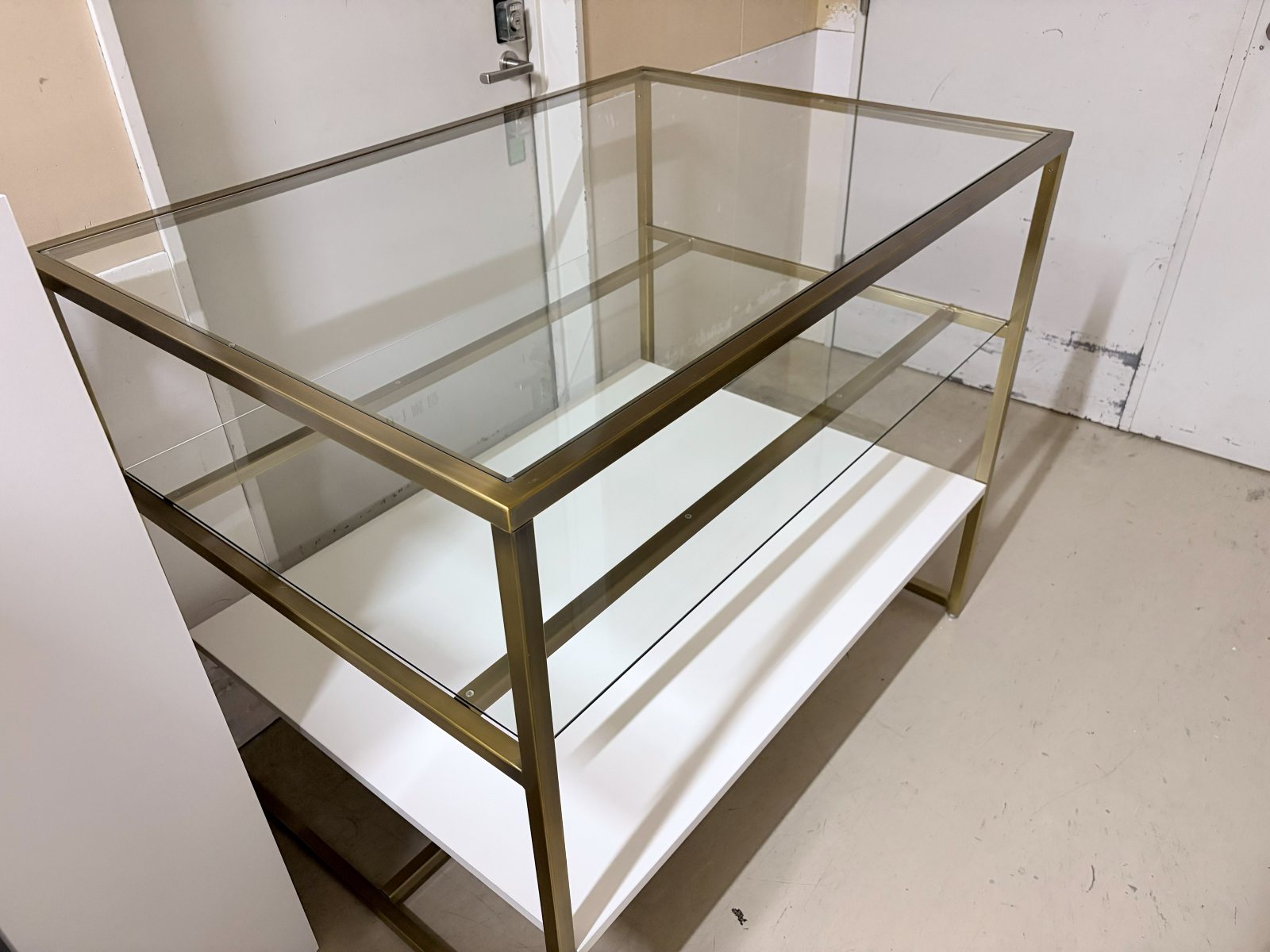 真鍮フレームのガラス什器の組立