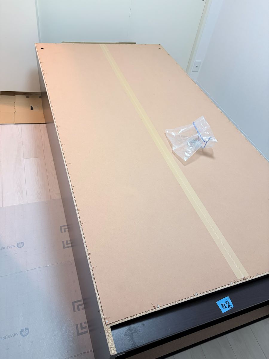 IKEAのPAXを寝かせて作業している様子